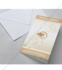 <p>Invitație de nuntă confecționată dintr-un carton decorat cu flori și elemente de nuntă. Invitația se pliază în două pe verticală, iar textul se tipărește în interior pe dreapta. Plicul alb este inclus în preț.</p>