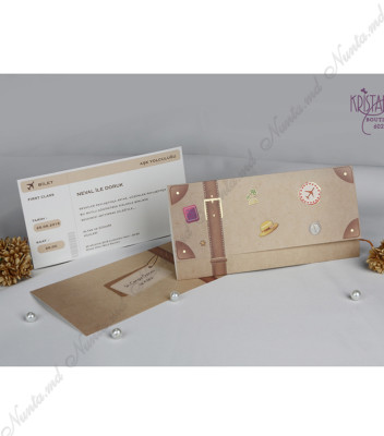 <p>Invitație de nuntă confecționată dintr-un carton sub forma unui bilet de avion, pe care se imprimă textul. Aceasta este introdusă într-un carton cafeniu, pliat în trei sub forma unui bagaj. Invitația nu necesită plic.</p>