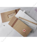 <p>Invitație de nuntă confecționată dintr-un carton sub forma unui bilet de avion, pe care se imprimă textul. Aceasta este introdusă într-un carton cafeniu, pliat în trei sub forma unui bagaj. Invitația nu necesită plic.</p>