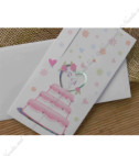 <p>Invitație de nuntă realizată dintr-un carton alb destinat textului, care se introduce într-un alt carton cu modele reliefate și decupaj în formă de inimă. Textul invitației se face vizibil la tragerea panglicii gri, astfel încât, în inima decupată se vor vedea doi miri reprezentînd cireașa de pe tort.</p>