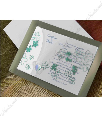 <p>Invitație de nuntă compusă din trei părți: carton alb pe care se tipărește textul, coperta din carton verde ca suport și foița transparentă din plastic decorată cu flori verzi strălucitoare. Invitația conține plic alb.</p>