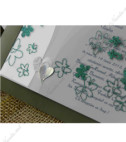 <p>Invitație de nuntă compusă din trei părți: carton alb pe care se tipărește textul, coperta din carton verde ca suport și foița transparentă din plastic decorată cu flori verzi strălucitoare. Invitația conține plic alb.</p>