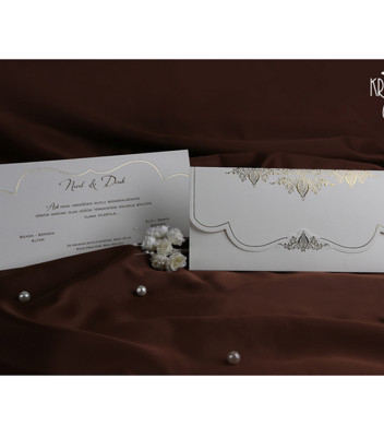 <p>Invitație de nuntă clasică, confecționată dintr-un carton alb cu elemente aurii reliefate destinat imprimării textului. Acesta este introdus într-un plic ce se pliază în două pe orizontală și care păstrează același design ca și al invitației.</p>