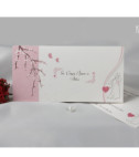 <p>Invitație de nuntă confecționată dintr-un carton alb destinat imprimării textului, accesorizată cu o inimioară și doi miri. Invitația este introdusă într-un carton de tip buzunar, cu miros de flori de primăvară și elemente fine roz.</p>