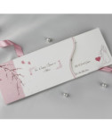 <p>Invitație de nuntă confecționată dintr-un carton alb destinat imprimării textului, accesorizată cu o inimioară și doi miri. Invitația este introdusă într-un carton de tip buzunar, cu miros de flori de primăvară și elemente fine roz.</p>