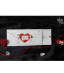 <p>Invitație de nuntă confecționată dintr-un carton alb destinat textului, de care atîrnă o sfoară roșie cu o etichetă de tip puzzle. Aceasta se introduce într-o copertă ce prezintă grafica a doi îndrăgostiți și un decupaj în formă de puzzle, pe unde se pot observa numele mirilor. Invitația glisează făcând vizibil textul. (Stoc limitat)</p>