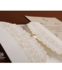 <p>Invitație de nuntă elegantă, confecționată dintr-un carton bej pliat în trei părți pe orizontală, pe mijloc fiind tipărit textul. Ca elemente decorative servesc modelele florale reliefate și perla în formă de inimă. Invitația conține plic bej.</p>