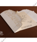 <p>Invitație de nuntă elegantă, confecționată dintr-un carton bej pliat în trei părți pe orizontală, pe mijloc fiind tipărit textul. Ca elemente decorative servesc modelele florale reliefate și perla în formă de inimă. Invitația conține plic bej.</p>
