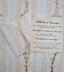 <p>Invitație de nuntă elegantă, confecționată dintr-un carton bej pliat în trei părți pe orizontală, pe mijloc fiind tipărit textul. Ca elemente decorative servesc modelele florale reliefate și perla în formă de inimă. Invitația conține plic bej.</p>