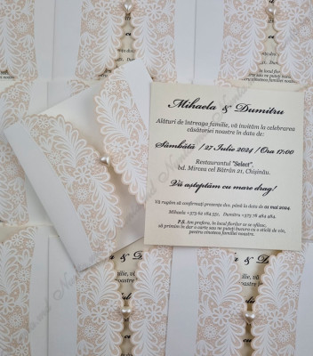 <p>Invitație de nuntă elegantă, confecționată dintr-un carton bej pliat în trei părți pe orizontală, pe mijloc fiind tipărit textul. Ca elemente decorative servesc modelele florale reliefate și perla în formă de inimă. Invitația conține plic bej.</p>
