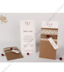 <p>Invitație de nuntă realizată din carton crem destinat imprimării textului. Invitația este introdusă într-un carton de tip buzunar, ornamentat cu elemente de tip dantelă și accesorizat cu o fundiță din sfoară de cînepă, de care atîrnă o etichetă prinsă cu un trandafir roșu. În calitate de plic servește o folie transparentă cu adeziv dublu.</p>