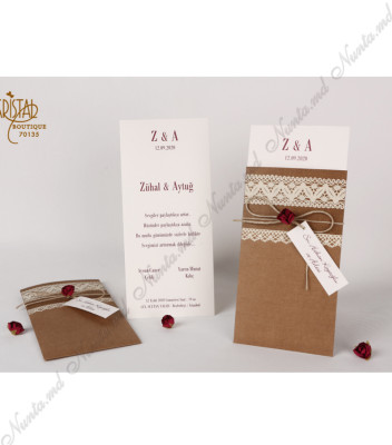 <p>Invitație de nuntă realizată din carton crem destinat imprimării textului. Invitația este introdusă într-un carton de tip buzunar, ornamentat cu elemente de tip dantelă și accesorizat cu o fundiță din sfoară de cînepă, de care atîrnă o etichetă prinsă cu un trandafir roșu. În calitate de plic servește o folie transparentă cu adeziv dublu.</p>