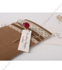 <p>Invitație de nuntă realizată din carton crem destinat imprimării textului. Invitația este introdusă într-un carton de tip buzunar, ornamentat cu elemente de tip dantelă și accesorizat cu o fundiță din sfoară de cînepă, de care atîrnă o etichetă prinsă cu un trandafir roșu. În calitate de plic servește o folie transparentă cu adeziv dublu.</p>