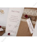<p>Invitație de nuntă realizată din carton crem destinat imprimării textului. Invitația este introdusă într-un carton de tip buzunar, ornamentat cu elemente de tip dantelă și accesorizat cu o fundiță din sfoară de cînepă, de care atîrnă o etichetă prinsă cu un trandafir roșu. În calitate de plic servește o folie transparentă cu adeziv dublu.</p>