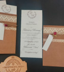 <p>Invitație de nuntă realizată din carton crem destinat imprimării textului. Invitația este introdusă într-un carton de tip buzunar, ornamentat cu elemente de tip dantelă și accesorizat cu o fundiță din sfoară de cînepă, de care atîrnă o etichetă prinsă cu un trandafir roșu. În calitate de plic servește o folie transparentă cu adeziv dublu.</p>