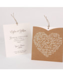 <p>Invitație de nuntă realizată din carton crem pe care este imprimat textul și accesorizată cu o sfoară cafenie. Aceasta se introduce într-un suport tip buzunar de culoare maro, pe care avem ilustrată o inimă. Invitația se scoate din suport cu ajutorul sfoarei.</p>