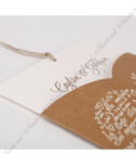 <p>Invitație de nuntă realizată din carton crem pe care este imprimat textul și accesorizată cu o sfoară cafenie. Aceasta se introduce într-un suport tip buzunar de culoare maro, pe care avem ilustrată o inimă. Invitația se scoate din suport cu ajutorul sfoarei.</p>