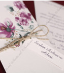 <p>Invitație de nuntă realizată dintr-un carton crem, cu motive florale mov ce servește ca teacă tip buzunar. Textul invitației este imprimat pe un cartonaș crem și introdus în teacă. Drept accesoriu servește sfoara de cînepă de care este agățată o etichetă cu numele invitatului. (Stoc limitat)</p>