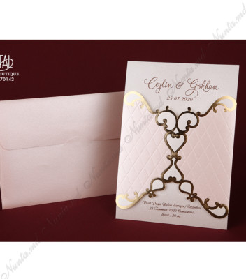 <p>Invitație de nuntă realizată dintr-un carton crem sidefat pe care este imprimat textul, introdus într-un suport roz sidefat ornamentat cu foliu auriu. Plicul roz sidefat este inclus în preț.</p>