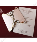 <p>Invitație de nuntă realizată dintr-un carton crem sidefat pe care este imprimat textul, introdus într-un suport roz sidefat ornamentat cu foliu auriu. Plicul roz sidefat este inclus în preț.</p>