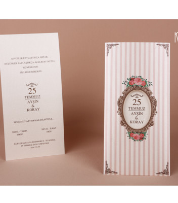 <p>Invitație de nuntă elegantă în formă de plic cu elemente florale și cu dungi striate de culoare roz pastelat, printr-un decupaj oval se pot vedea prenumele mirilor și data evenimentului. În interior se introduce cartonașul destinat tipăririi textului. Invitația nu conține plic.</p>