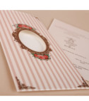 <p>Invitație de nuntă elegantă în formă de plic cu elemente florale și cu dungi striate de culoare roz pastelat, printr-un decupaj oval se pot vedea prenumele mirilor și data evenimentului. În interior se introduce cartonașul destinat tipăririi textului. Invitația nu conține plic.</p>