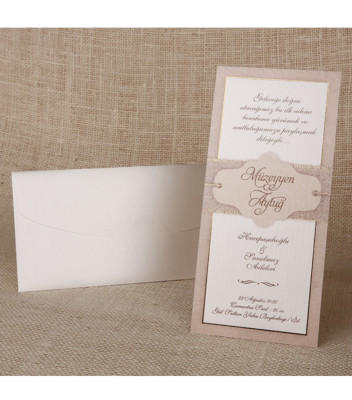 <p>Invitație de nuntă realizată dintr-un carton crem sidefat cu chenar maro, destinat imprimării textului. Pe mijloc se găsește o etichetă în stil vintage legată cu o funie din cînepă, pe care sunt imprimate prenumele mirilor. Plicul crem sidefat este inclus în preț.</p>