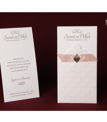 <p>Invitație de nuntă simplă și elegantă, realizată din carton alb destinat imprimării textului. Se introduce în teaca cu ornament reliefat fin. Ca accesoriu invitației servește panglica roz pal prinsă cu un element auriu. (Stoc limitat)</p>