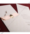 <p>Invitație de nuntă simplă și elegantă, realizată din carton alb destinat imprimării textului. Se introduce în teaca cu ornament reliefat fin. Ca accesoriu invitației servește panglica roz pal prinsă cu un element auriu. (Stoc limitat)</p>