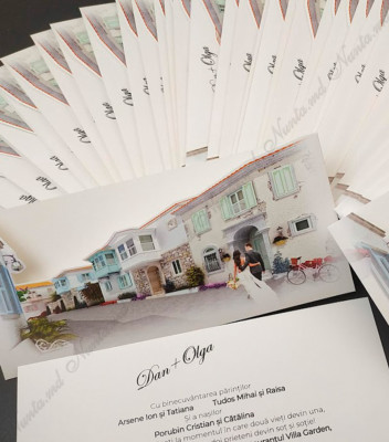 <p>Invitație de nuntă realizată dintr-un carton alb destinat imprimării textului. Acest cartonaș se introduce într-o teacă ce prezintă imaginea a doi miri ce se plimbă în mijlocul unei străzi fumos amenajată.</p>