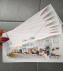 <p>Invitație de nuntă realizată dintr-un carton alb destinat imprimării textului. Acest cartonaș se introduce într-o teacă ce prezintă imaginea a doi miri ce se plimbă în mijlocul unei străzi fumos amenajată.</p>