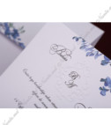 <p>Invitație de nuntă clasică realizată din cartonul pe care este tipărit textul și plicul. Cartonul prezintă elemente florale gingașe de culoare albastră. Plicul cu același design este inclus în preț.</p>