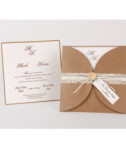 <p>Invitație de nuntă realizată din carton maro de tip buzunar, decorat cu ornament tip macrame și accesorizat cu o sfoară fină de care se alipește o mică floare și o etichetă cu numele invitatului. În acest buzunar se introduce invitația propriu-zisă din carton crem. În calitate de plic servește o folie transparentă cu adeziv dublu.</p>