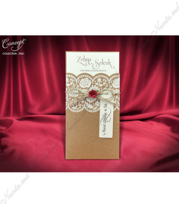 <p>Invitație de nuntă specială, alcătuită dintr-o copertă-plic de culoare cafenie cu elemente reliefate ivory tip dantelă. Drept accesoriu servește fundița din sfoară de cînepă cu un trandafir roșu pe mijloc. Cartonul din interior de culoare bej este destinat tipăririi textului. Invitația nu conține plic.</p>
