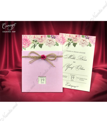 <p>Invitație de nuntă modernă în formă de buzunar de culoare roz pal, sidefat. Coperta are un spațiu decupat în formă pătrată, pentru printarea inițialelor sau data evenimentului. Mijlocul copertei fiind completat de o fundiță cafenie din sfoară cu trandafir roz și etichetă decorativă. Cartonul pentru plasarea textului are culoare ivory, cu elemente florale deosebite. Invitația nu conține plic.</p>