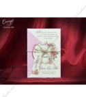 <p>Invitație de nuntă clasică, confecționată dintr-un carton destinat tipăririi textului și o copertă roz pal, sidefat. Cartonul de culoarea ivory decorat cu flori roz și o fundiță din sfoară cafenie, atașat are o etichetă pe care se imprimă numele mirilor. Invitația nu conține plic.</p>