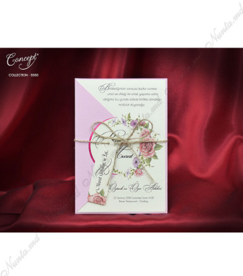 <p>Invitație de nuntă clasică, confecționată dintr-un carton destinat tipăririi textului și o copertă roz pal, sidefat. Cartonul de culoarea ivory decorat cu flori roz și o fundiță din sfoară cafenie, atașat are o etichetă pe care se imprimă numele mirilor. Invitația nu conține plic.</p>