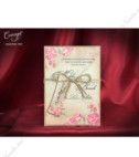 <p>Invitație de nuntă clasică, confecționată dintr-un carton destinat tipăririi textului cu motive florale roz și o fundiță din sfoară cafenie, atașat are o etichetă pe care se imprimă numele mirilor. Invitația nu conține plic.</p>