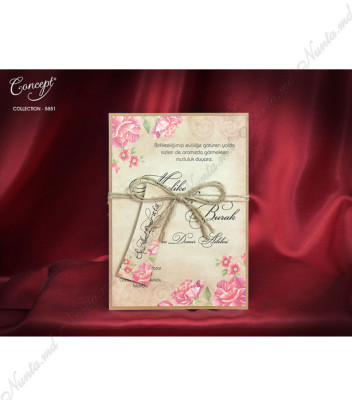 <p>Invitație de nuntă clasică, confecționată dintr-un carton destinat tipăririi textului cu motive florale roz și o fundiță din sfoară cafenie, atașat are o etichetă pe care se imprimă numele mirilor. Invitația nu conține plic.</p>