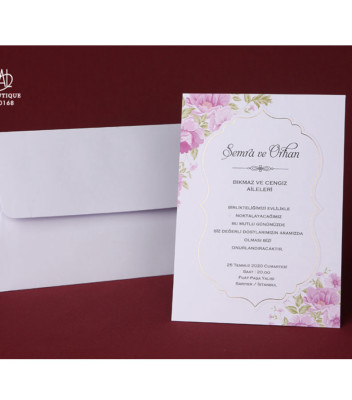 <p>Invitație de nuntă confecționată dintr-un carton alb cu motive florale roz și motive aurii în relief, destinat imprimării textul. Plicul alb este inclus în prețul invitației.</p>