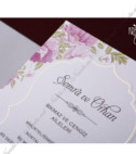 <p>Invitație de nuntă confecționată dintr-un carton alb cu motive florale roz și motive aurii în relief, destinat imprimării textul. Plicul alb este inclus în prețul invitației.</p>