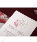 <p>Invitație de nuntă realizată dintr-un carton crem sidefat, pe care este imprimat textul și decorat cu foliu auriu și motive florale. Plicul din același material cu imprimeu floral pe clapetă, este inclus în preț.</p>