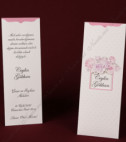 <p>Invitație de nuntă realizată dintr-un carton alb cu mici motive roz pal, pe care se imprimă textul. Acest cartonaș se introduce în teaca cu decupaj ornamentat cu motive florale, ce permite vizualizarea prenumelor mirilor.</p>