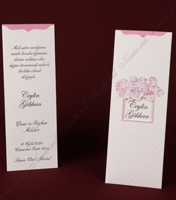 <p>Invitație de nuntă realizată dintr-un carton alb cu mici motive roz pal, pe care se imprimă textul. Acest cartonaș se introduce în teaca cu decupaj ornamentat cu motive florale, ce permite vizualizarea prenumelor mirilor.</p>