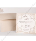 <p>Invitație de nuntă elegantă realizată din carton crem destinat imprimării textului, ornamentat cu elemente florale reliefate. Plicul de culoare crem sidefat este inclus în preț.</p>