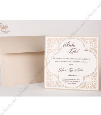 <p>Invitație de nuntă elegantă realizată din carton crem destinat imprimării textului, ornamentat cu elemente florale reliefate. Plicul de culoare crem sidefat este inclus în preț.</p>