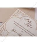 <p>Invitație de nuntă elegantă realizată din carton crem destinat imprimării textului, ornamentat cu elemente florale reliefate. Plicul de culoare crem sidefat este inclus în preț.</p>