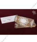 <p>Invitație de nuntă elegantă confecționată dintr-un carton gros maro catifelat cu ornament și margini aurii, care se deschide vertical și în interiorul căruia găsim imprimat textul pe un carton crem. Pe mijlocul invitației este o etichetă vintage imprimată cu prenumele mirelui și a miresei. În calitate de plic servește o folie transparentă cu adeziv dublu.</p>