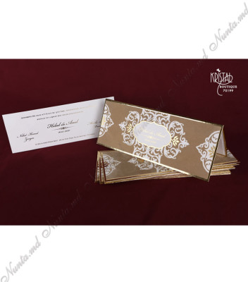 <p>Invitație de nuntă elegantă confecționată dintr-un carton gros maro catifelat cu ornament și margini aurii, care se deschide vertical și în interiorul căruia găsim imprimat textul pe un carton crem. Pe mijlocul invitației este o etichetă vintage imprimată cu prenumele mirelui și a miresei. În calitate de plic servește o folie transparentă cu adeziv dublu.</p>