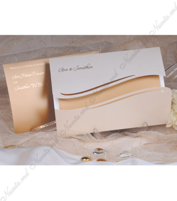 <p>Invitație de nuntă elegantă, compusă dintr-un carton maro destinat tipăririi textului, care se prinde de un carton crem sidefat ce se pliază în trei părți pe orizontală. În preț este inclus plic crem sidefat.</p>